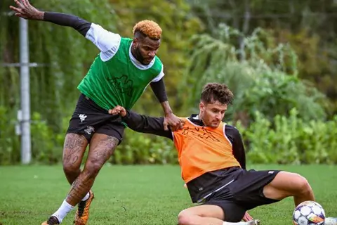 عمرو أدهم: ننتظر موقف "فيفا" بعد وفاة آرون بوبيندزا